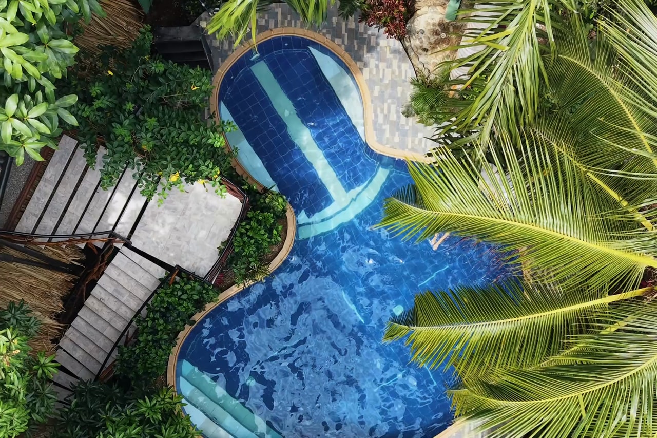 Piscina de Kanta Sana entre palmeras, en Palomino