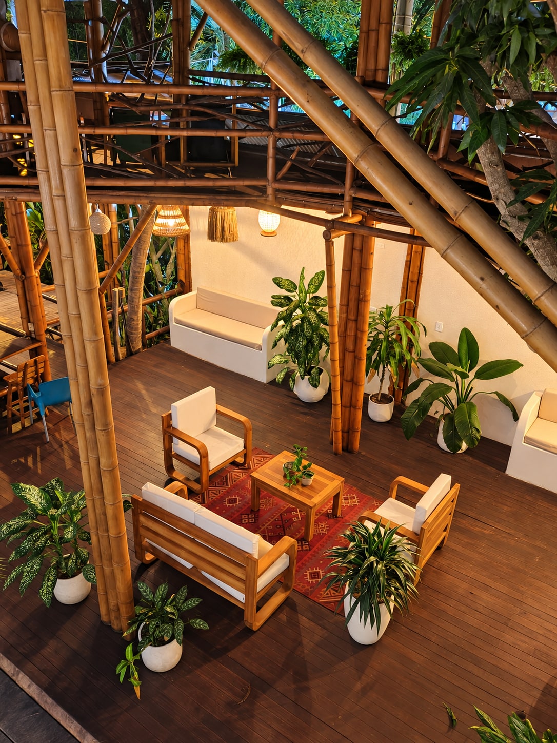 Sala de estar de guadua al atardecer